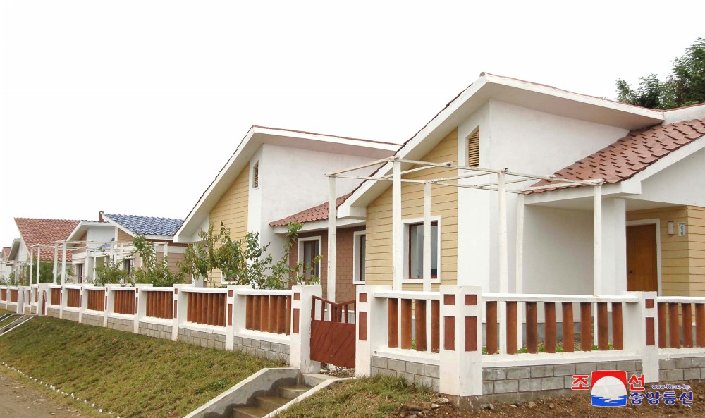 Farmers Move into New Houses in DPRK