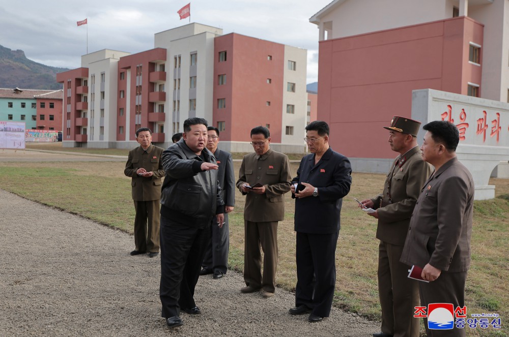 敬爱的金正恩同志视察慈江道灾后重建工地