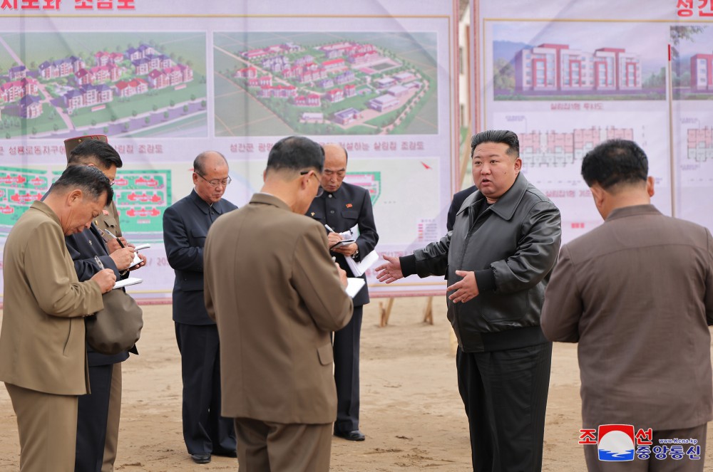 Estimado compañero Kim Jong Un recorre el campo de reconstrucción de áreas afectadas por inundación en la provincia de Jagang