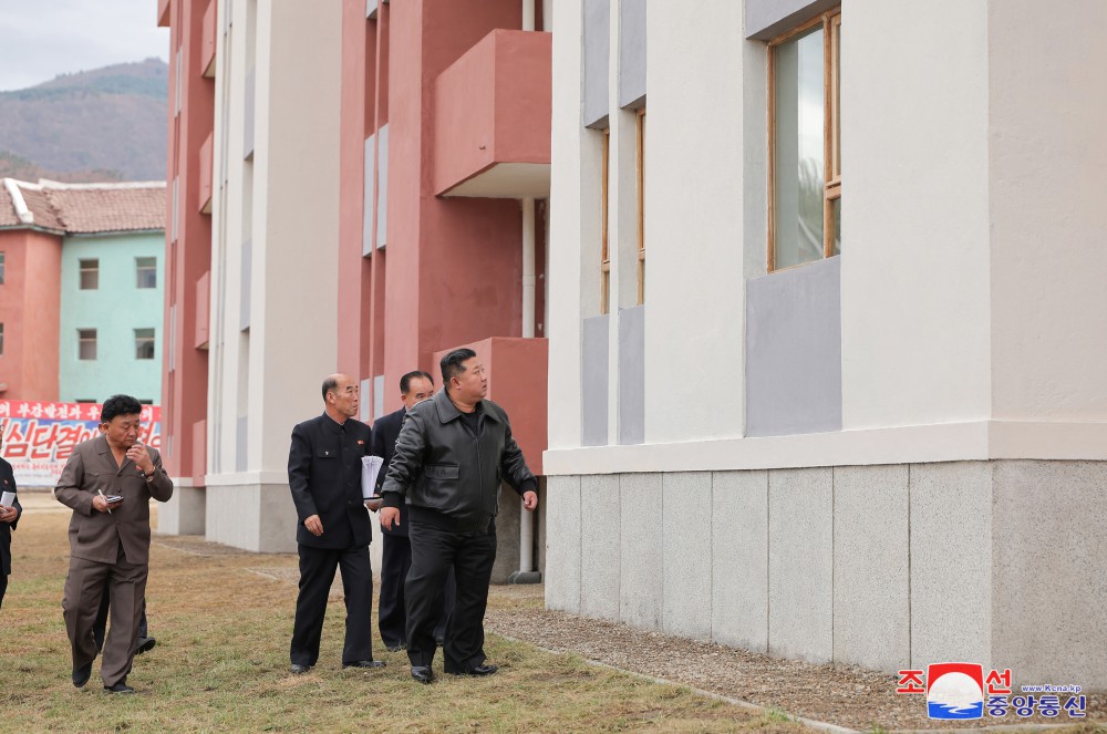 Estimado compañero Kim Jong Un recorre el campo de reconstrucción de áreas afectadas por inundación en la provincia de Jagang