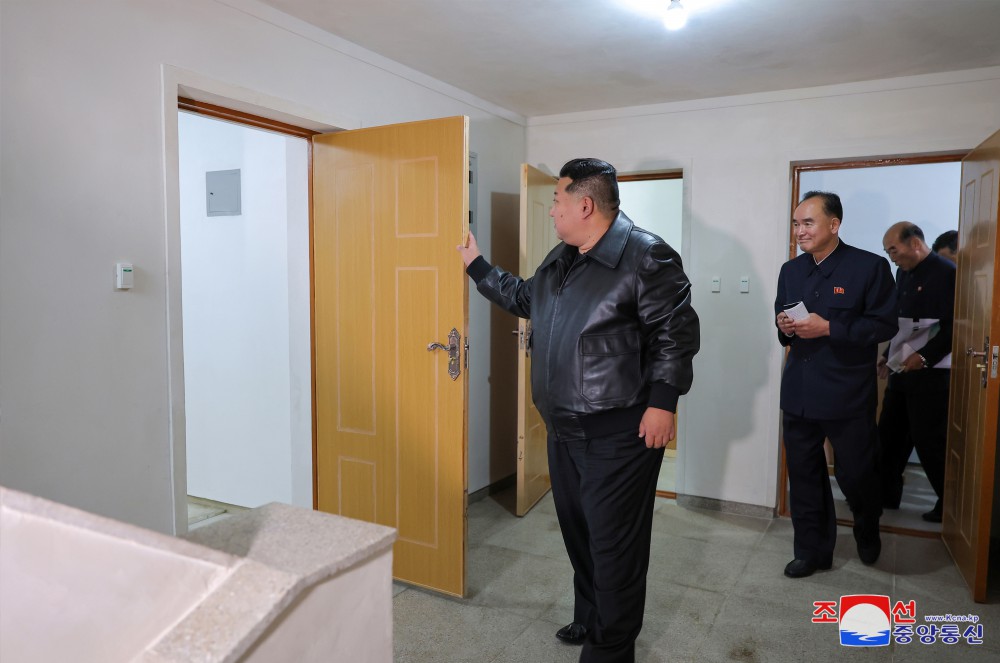 敬爱的金正恩同志视察慈江道灾后重建工地