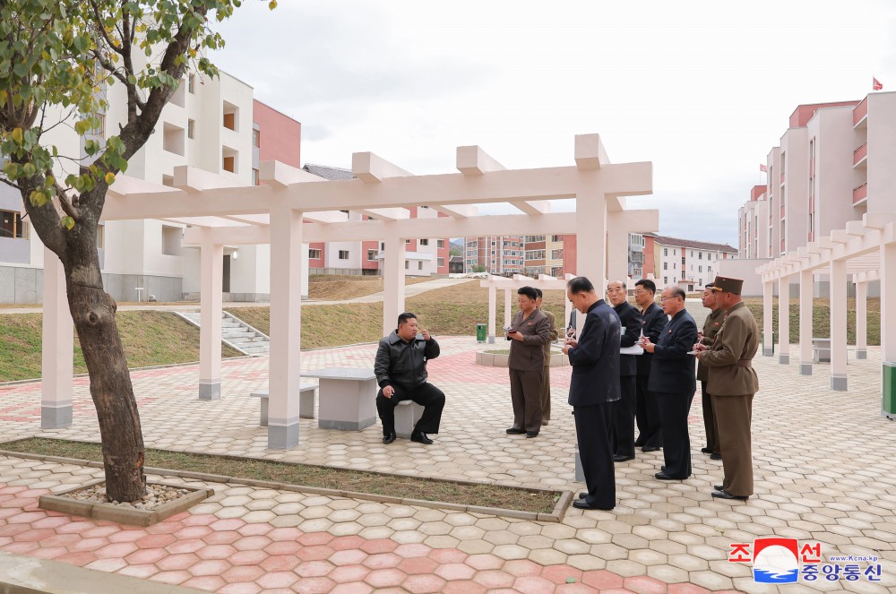 敬爱的金正恩同志视察慈江道灾后重建工地