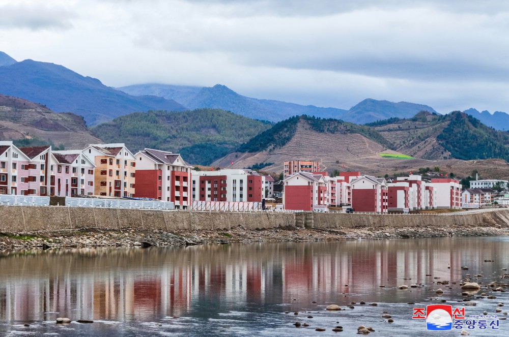 Estimado compañero Kim Jong Un recorre el campo de reconstrucción de áreas afectadas por inundación en la provincia de Jagang