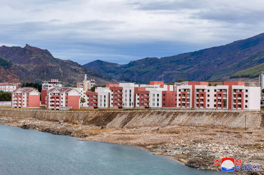 Estimado compañero Kim Jong Un recorre el campo de reconstrucción de áreas afectadas por inundación en la provincia de Jagang