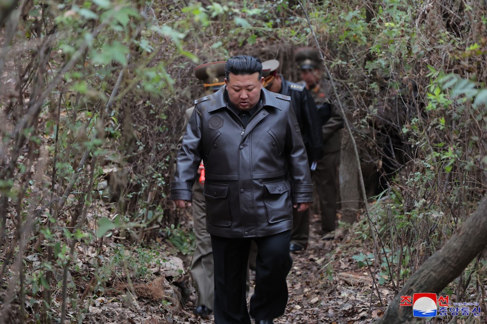 Estimado compañero Kim Jong Un inspecciona las bases de misiles estratégicos