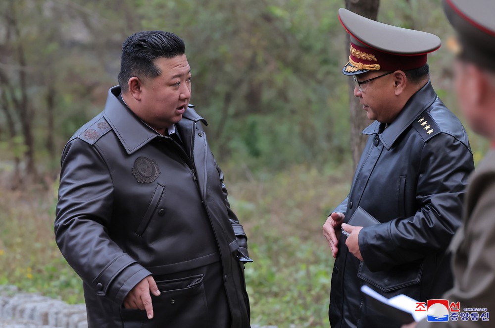 Estimado compañero Kim Jong Un inspecciona las bases de misiles estratégicos