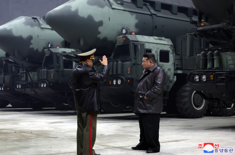 Estimado compañero Kim Jong Un inspecciona las bases de misiles estratégicos