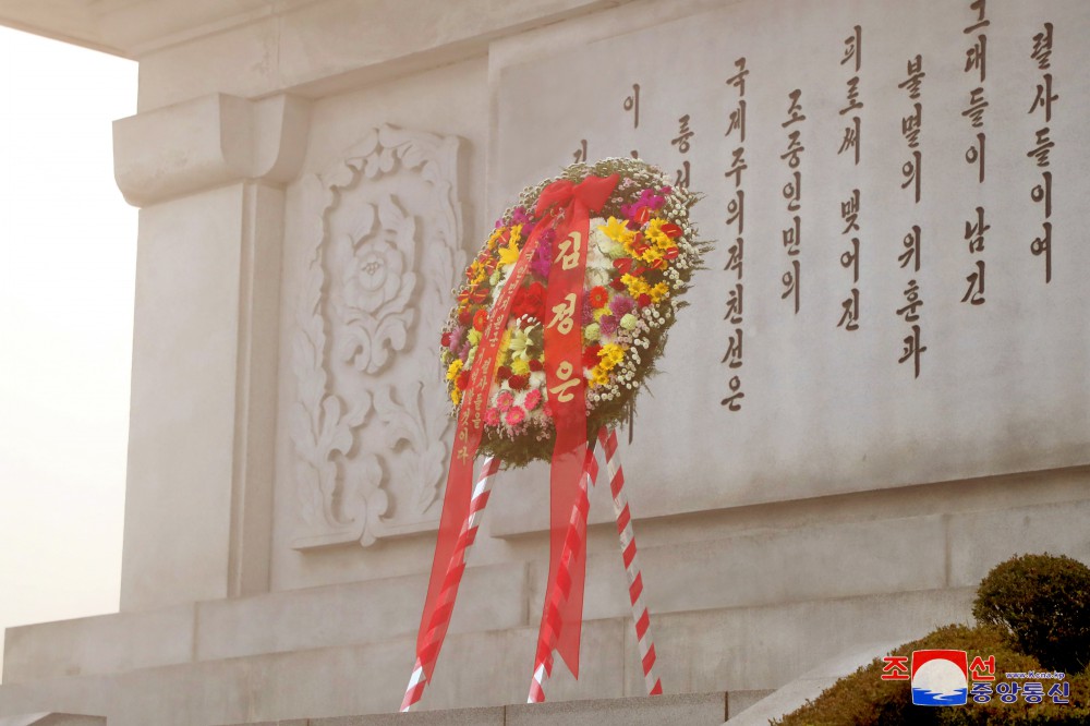 Respected Comrade Kim Jong Un Sends Wreath to Friendship Tower