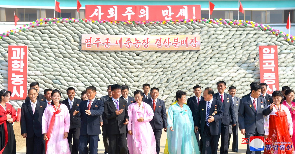 평안북도 염주군 내중농장에서 국가알곡생산계획 초과완수,결산분배모임 진행