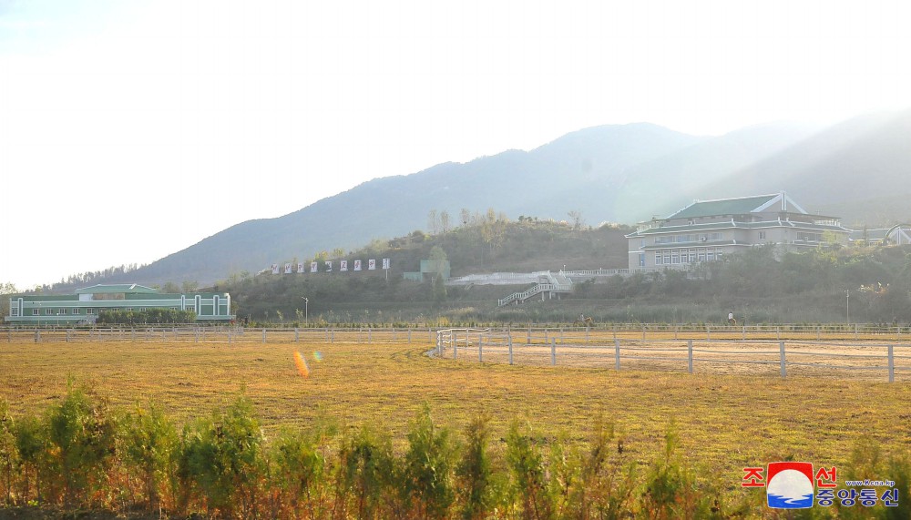 남포시승마구락부 새로 건설,준공식 진행