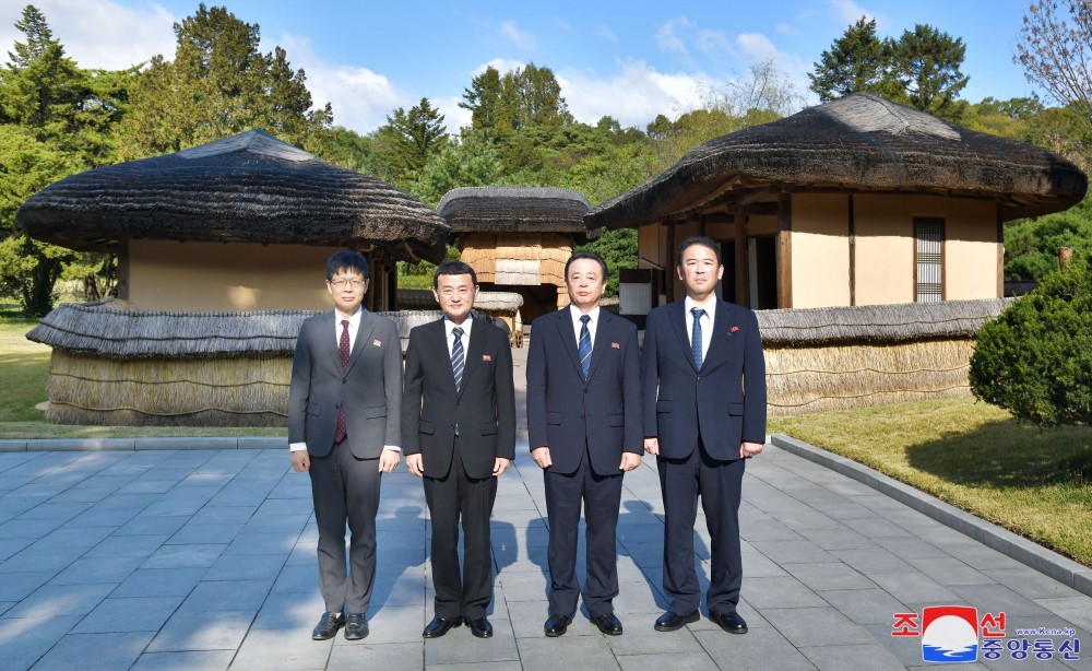 재일조선사회과학자대표단 만경대 방문,여러곳 참관