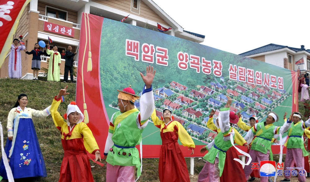 량강도 백암군 양곡농장,만정농장에서 새집들이 진행