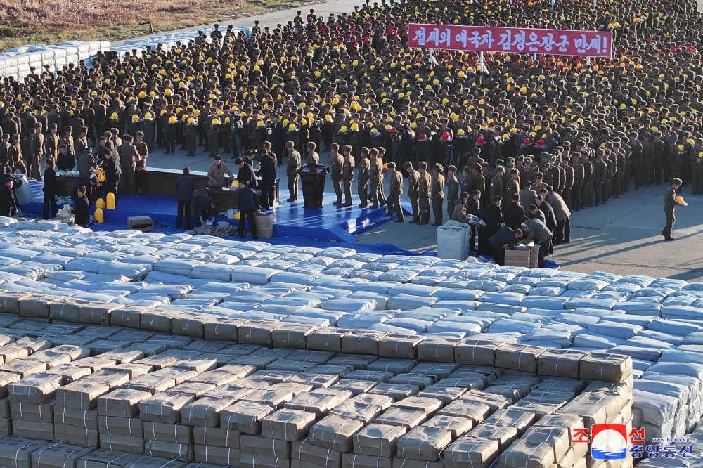 Respected Comrade Kim Jong Un Sends Gifts to Builders Involved in Reconstruction of Flood-hit Areas in North Phyongan Province