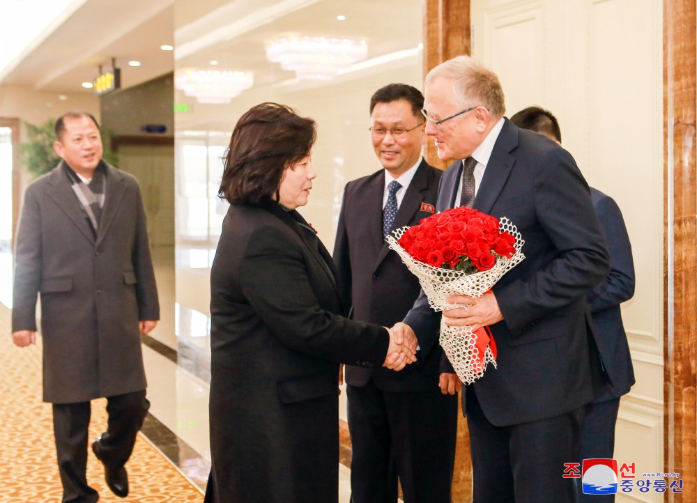 조선민주주의인민공화국 외무상 로씨야련방에 대한 공식방문을 마치고 귀국