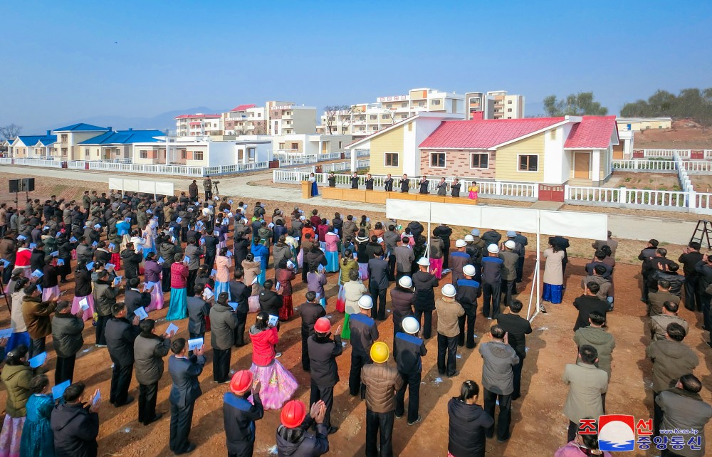 Farmers of Kumdae Farm in DPRK Move into New Houses