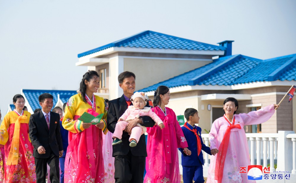 Farmers of Kumdae Farm in DPRK Move into New Houses