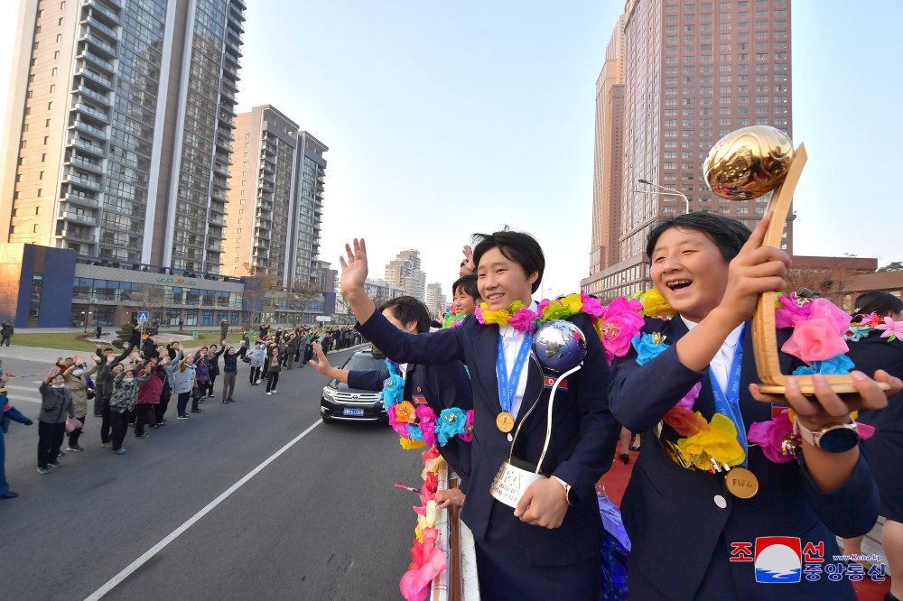 17살미만 녀자월드컵경기대회와 세계청년권투선수권대회에서 우승한 우리 선수들 귀국,평양시민들이 뜨겁게 환영