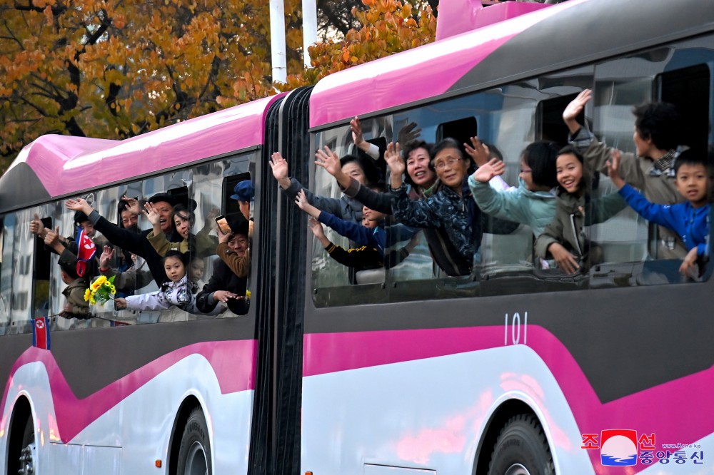 17살미만 녀자월드컵경기대회와 세계청년권투선수권대회에서 우승한 우리 선수들 귀국,평양시민들이 뜨겁게 환영