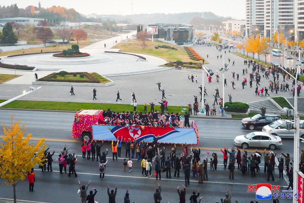 17살미만 녀자월드컵경기대회와 세계청년권투선수권대회에서 우승한 우리 선수들 귀국,평양시민들이 뜨겁게 환영