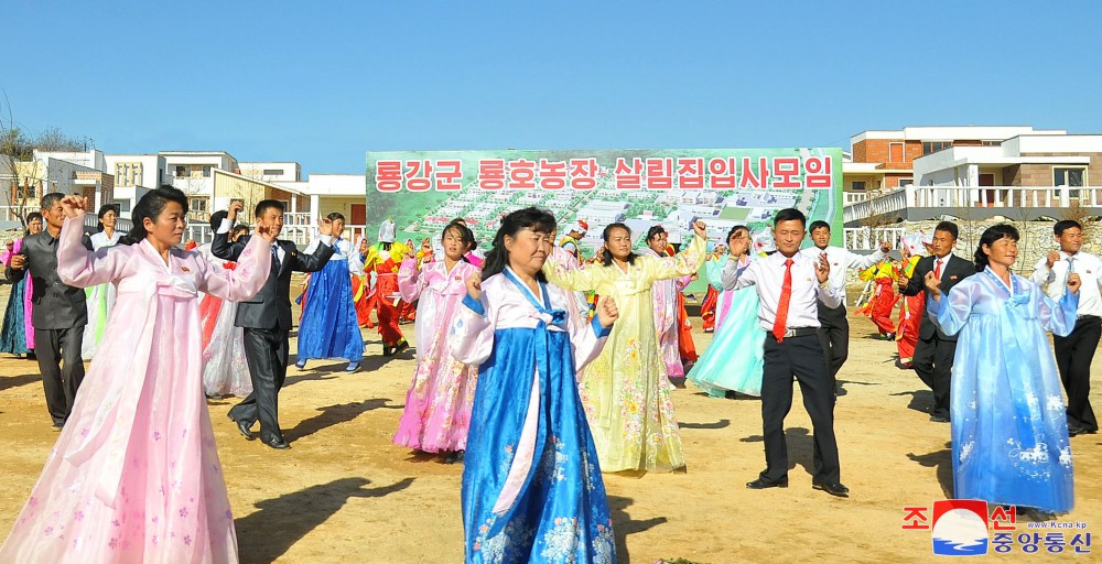 남포시농촌경리위원회 룡호농장,룡강군 후산농장에서 살림집입사모임 진행