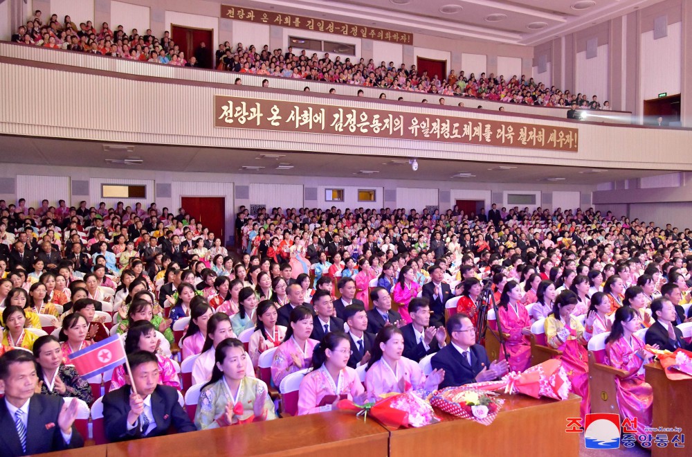 녀성영웅,녀성사회주의애국공로자들의 실화무대 진행