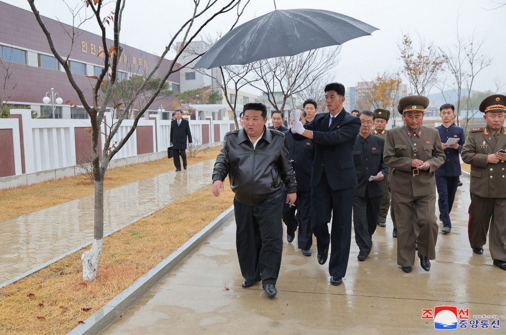 경애하는 김정은동지께서 재령군 지방공업공장건설장을 현지지도하시였다