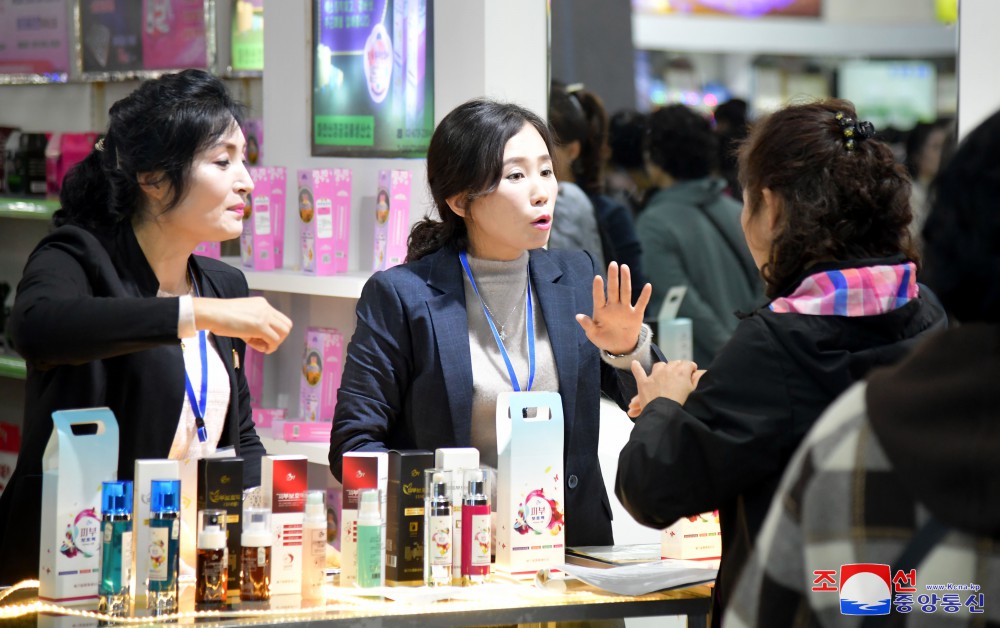 Commodity Exhibition Opens in DPRK