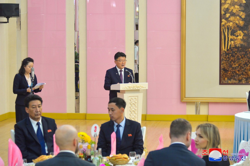 조선민주주의인민공화국정부가 로씨야련방 정부대표단을 환영하여 연회 마련