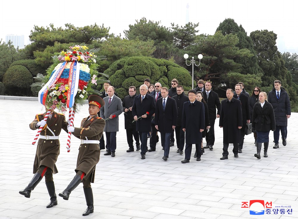 로씨야련방 정부대표단 해방탑에 화환 진정