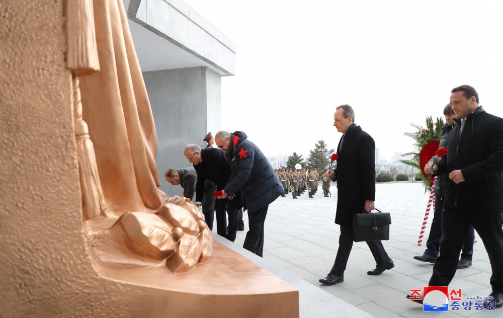 로씨야련방 정부대표단 해방탑에 화환 진정