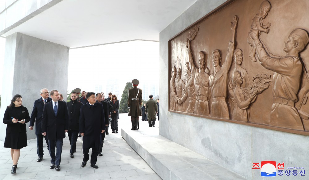 로씨야련방 정부대표단 해방탑에 화환 진정