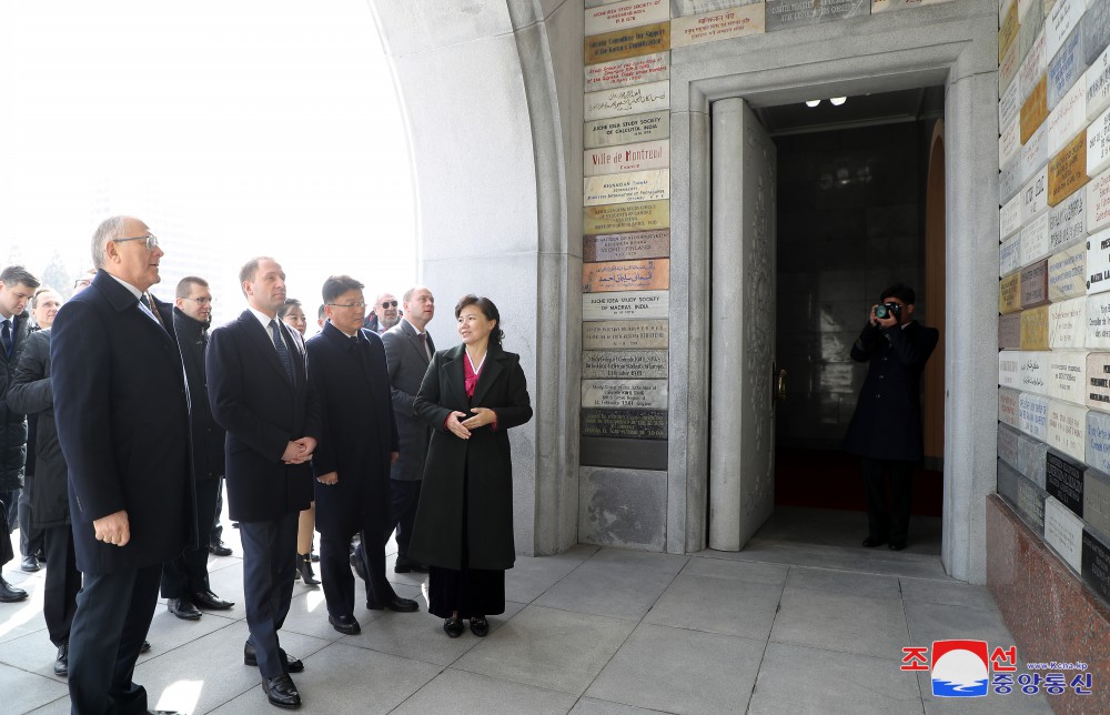 로씨야련방 정부대표단 주체사상탑 참관