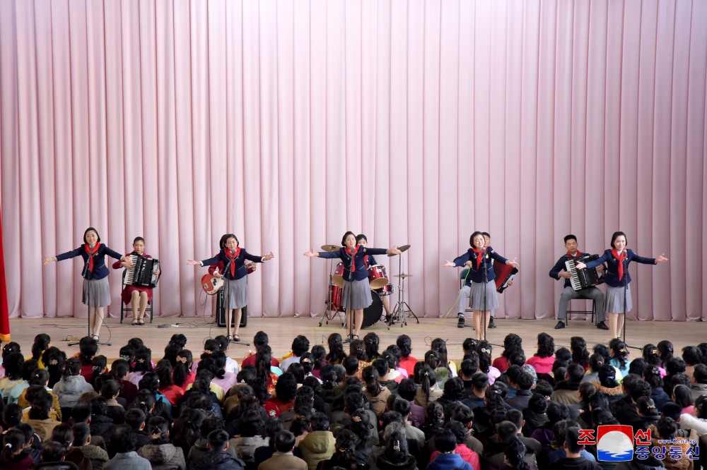 平壤市江东郡松街高中竣工