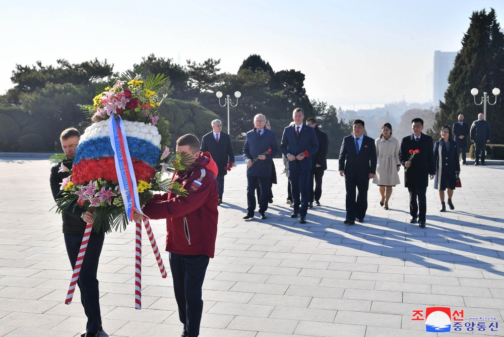 로씨야련방 체육상일행 여러곳 참관