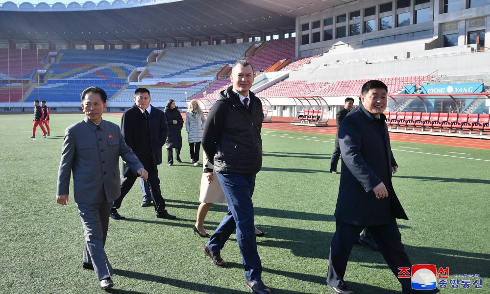 로씨야련방 체육상일행 여러곳 참관