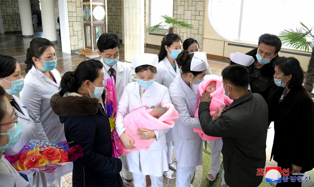 평양산원에서 550번째로 출생한 세쌍둥이 퇴원