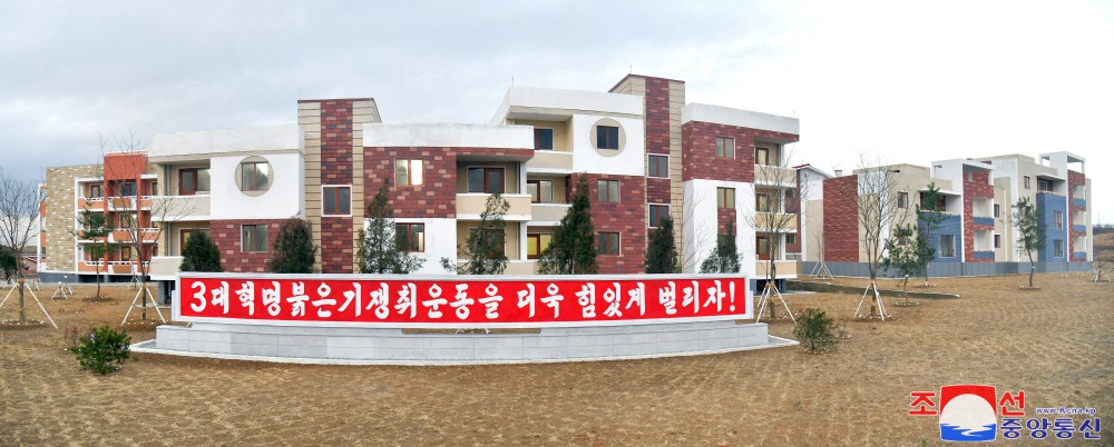 Farmers of Kuso and Songil Farms in DPRK Move into New Houses