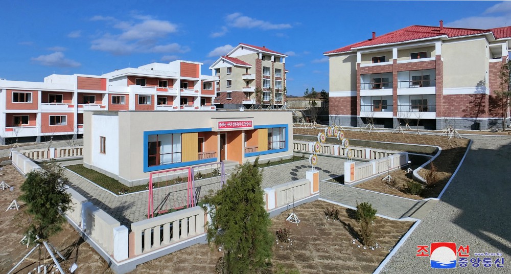 Farmers of Kuso and Songil Farms in DPRK Move into New Houses