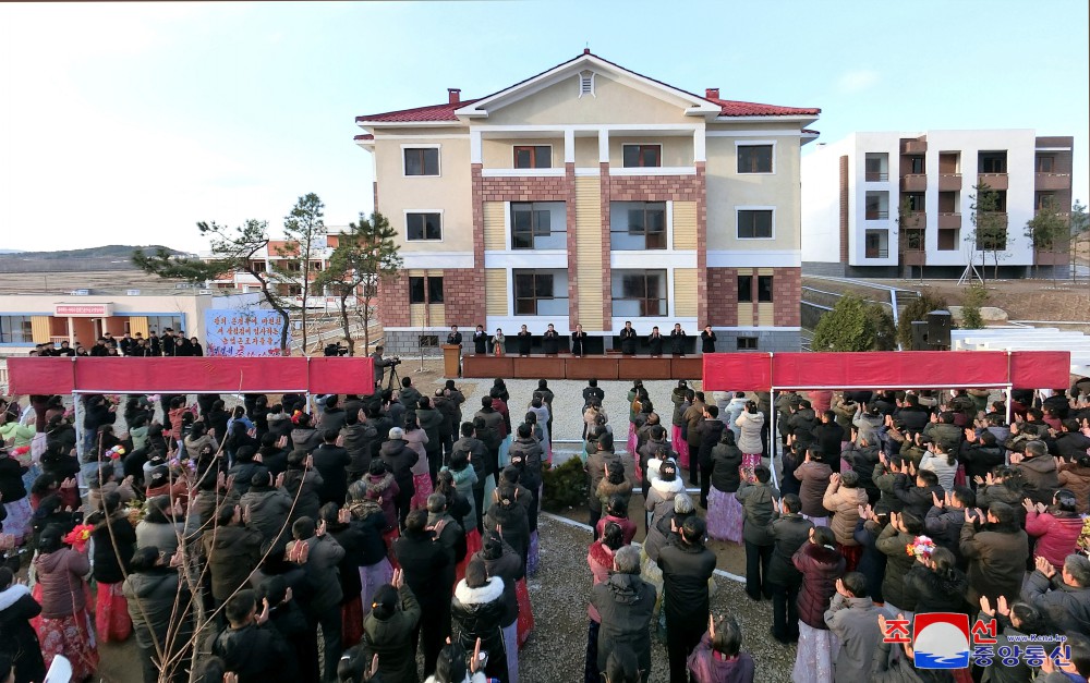 Farmers of Kuso and Songil Farms in DPRK Move into New Houses