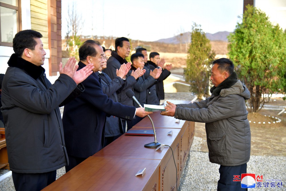 Farmers of Kuso and Songil Farms in DPRK Move into New Houses