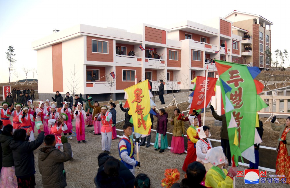 Farmers of Kuso and Songil Farms in DPRK Move into New Houses