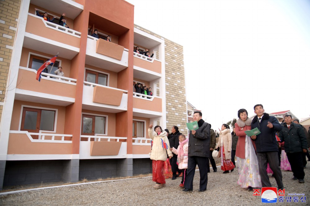 Farmers of Kuso and Songil Farms in DPRK Move into New Houses