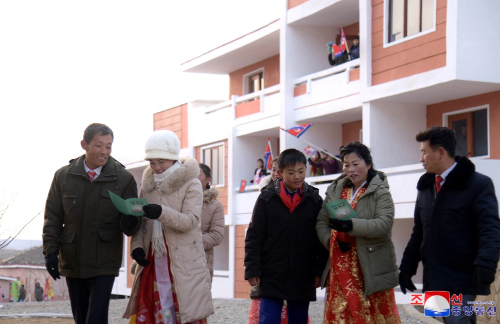 Farmers of Kuso and Songil Farms in DPRK Move into New Houses