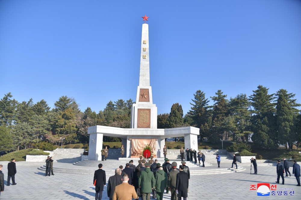 로씨야련방 군사대표단 해방탑에 화환 진정