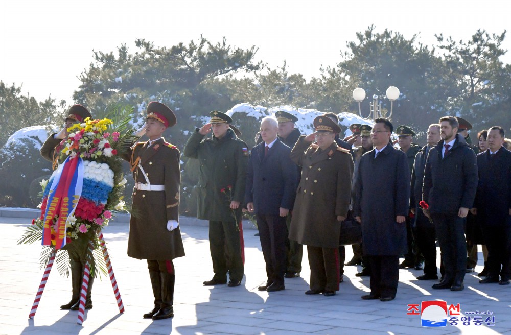 로씨야련방 군사대표단 해방탑에 화환 진정