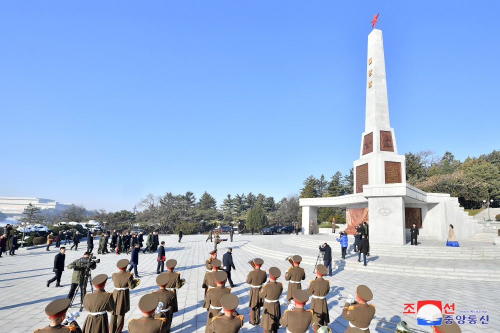 로씨야련방 군사대표단 해방탑에 화환 진정