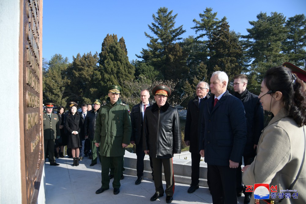 로씨야련방 군사대표단 해방탑에 화환 진정