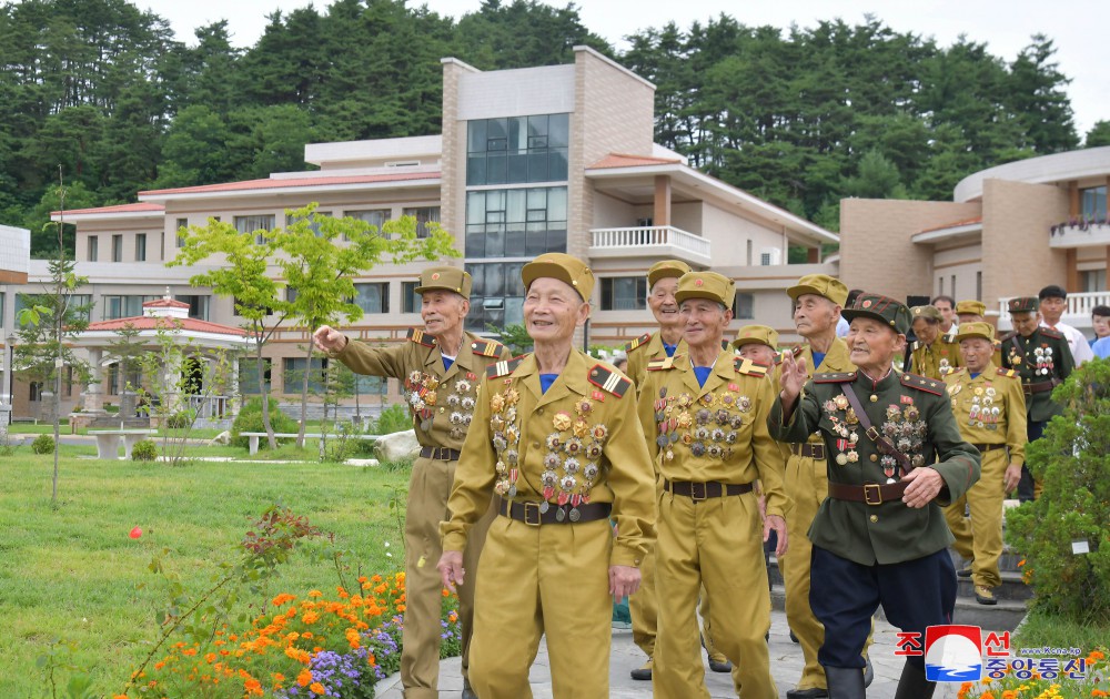 Many People Spend Their Holiday at Yangdok Hot Spring Resort