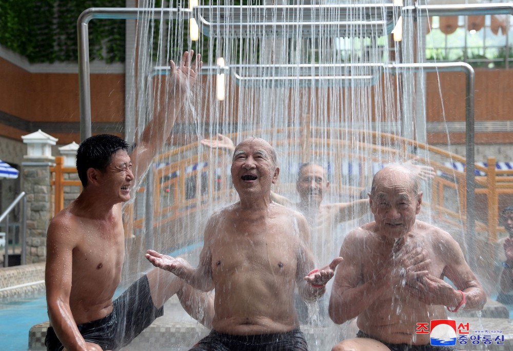 Many People Spend Their Holiday at Yangdok Hot Spring Resort