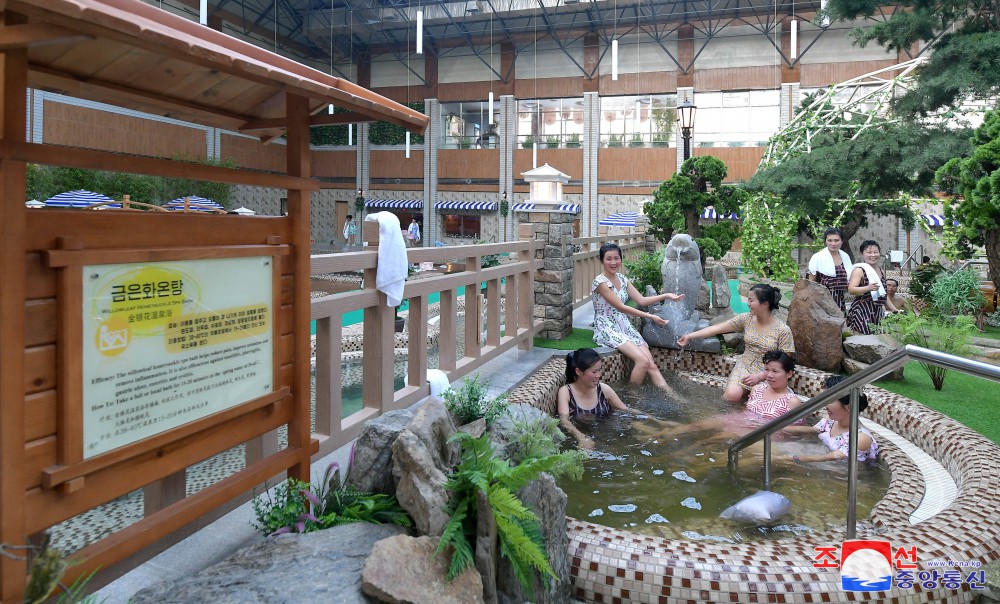 Many People Spend Their Holiday at Yangdok Hot Spring Resort